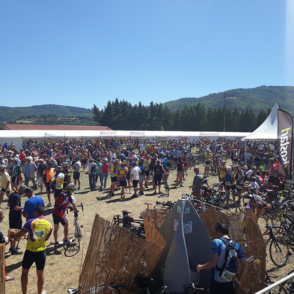 J4 - C'est fini ! On attend le tirage au sort sur le stade, sous un soleil de braise