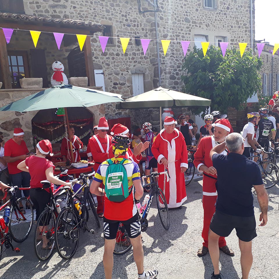 J1 - Saint-Clair: malgré les Pères Noël et ours blancs… chaude ambiance dans ce village ! 