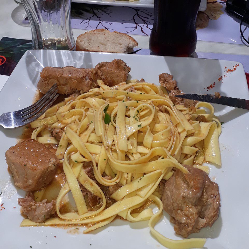 J2 - Pause-déjeuner dans un petit resto super sympa à Antraigues pâtes, viande blanche et coca de rigeur