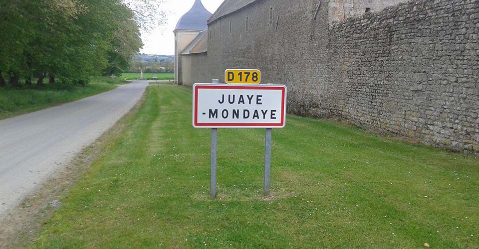 3 - L'entrée du village (la pancarte pour les cyclistes)