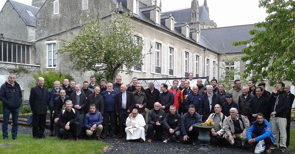 4 - Les religieux groupés pour la photo souvenir