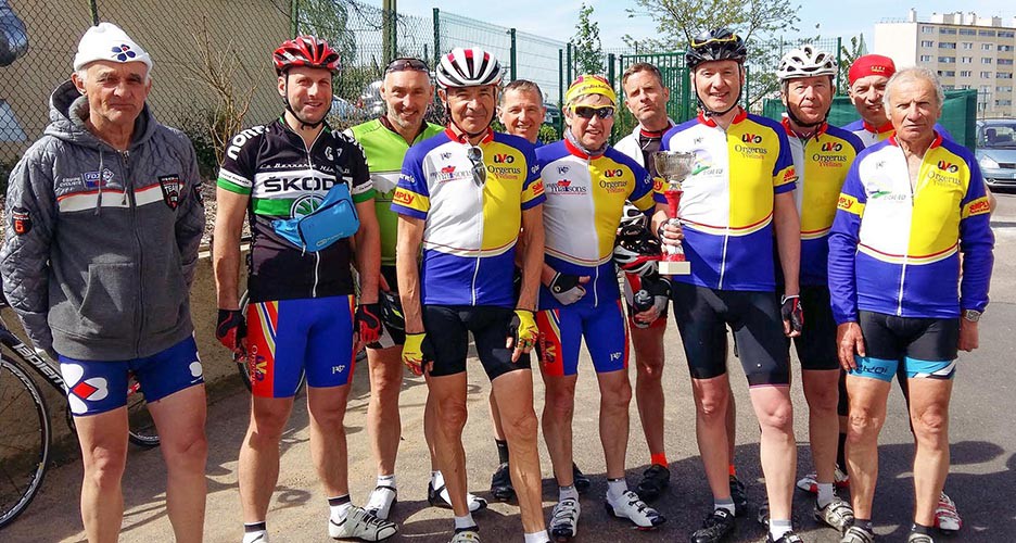 Léon ! Léon ! cri de victoire du paon... La voici la coupe... 