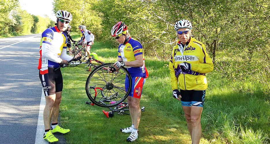 Crevaison... de Pascal, assisté par Pierre et Gégé