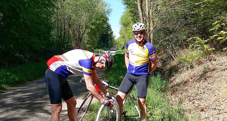 Crevaison en forêt. Thierry, assisté par Alain...