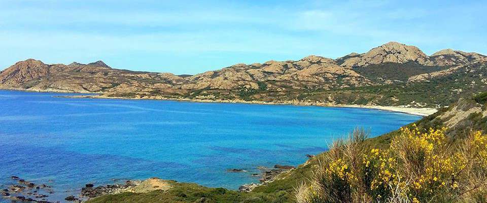 Les eaux turquoise de l'anse de Paraiola