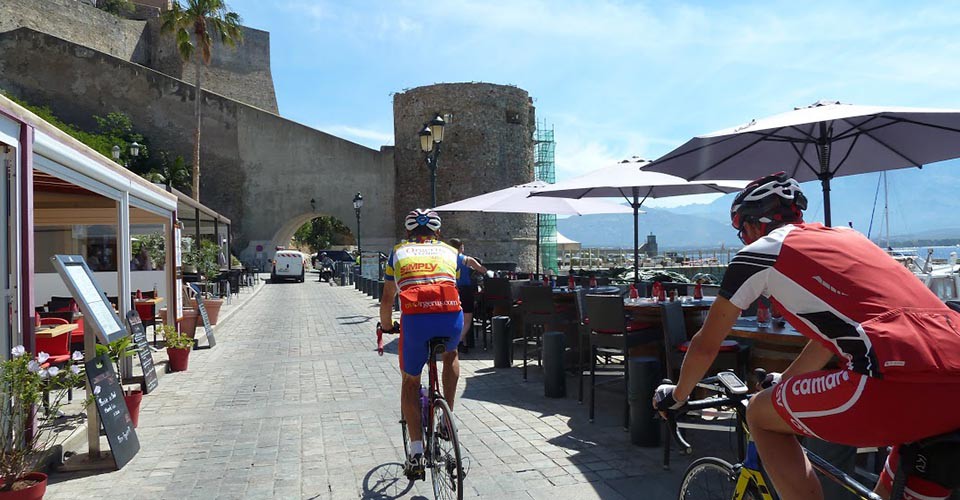 A vélo, dans Calvi, on dépasse les taxis