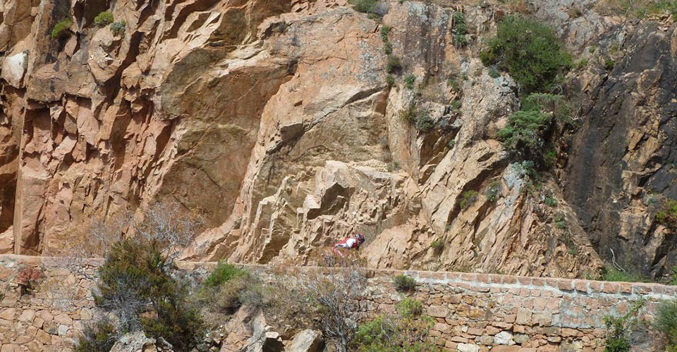 Laurent Lammens descend vers Porto par la superbe corniche