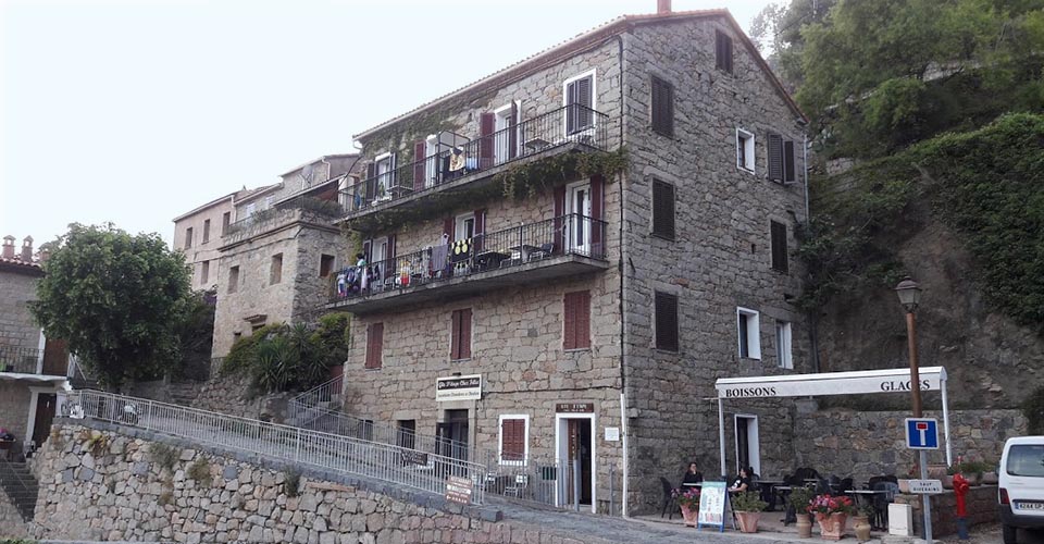 En Corse, même les les hébergements sont en pente