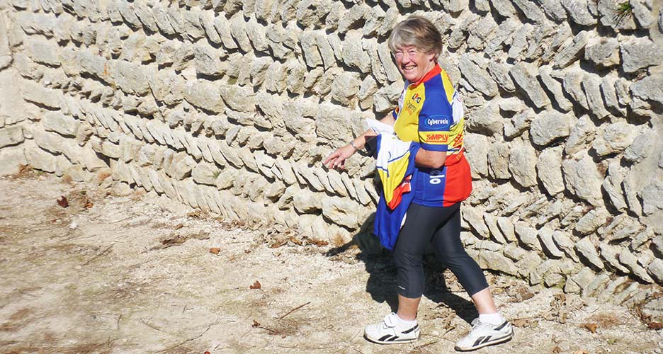 Fabienne devant les arrêtes-de-poissons