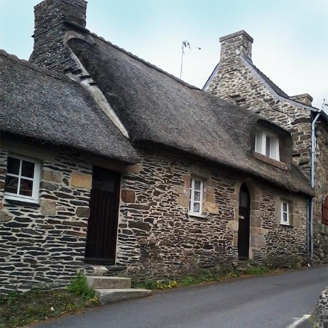 35 – Ses maisons aux toits de chaume