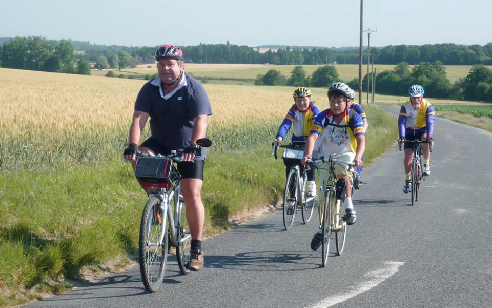Le serre file donne de la voix : voiture en face !