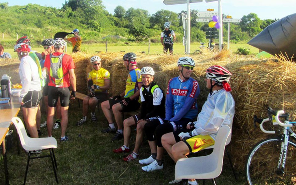Col du Benas. Ça souffle ! On recherche l'abri du vent.