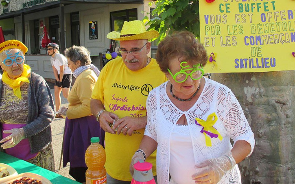 Satilieu. Bénévoles et Commerçants, Merci ! (Au fond, notre hôtel à nous...)