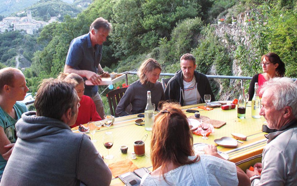 Hubert dîne en terrasse avec 8 triatlhètes et un guide de montagne