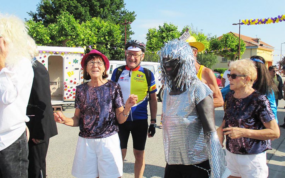 Hubert va-t-il esquisser un pas de danse avec les Claudettes ?
