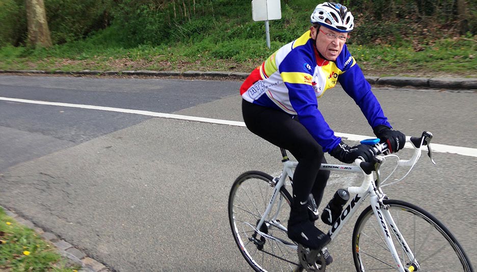 Jacky, sur une jambe, au courage