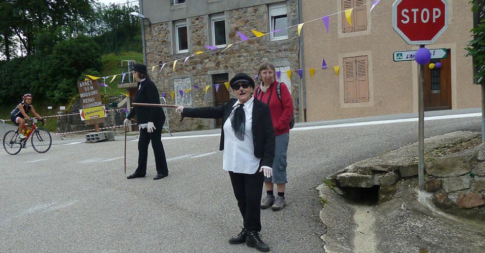 Saint-Julien-en-Vocance. On n'est pas des Charlots. (Et Nicole qui arrive)