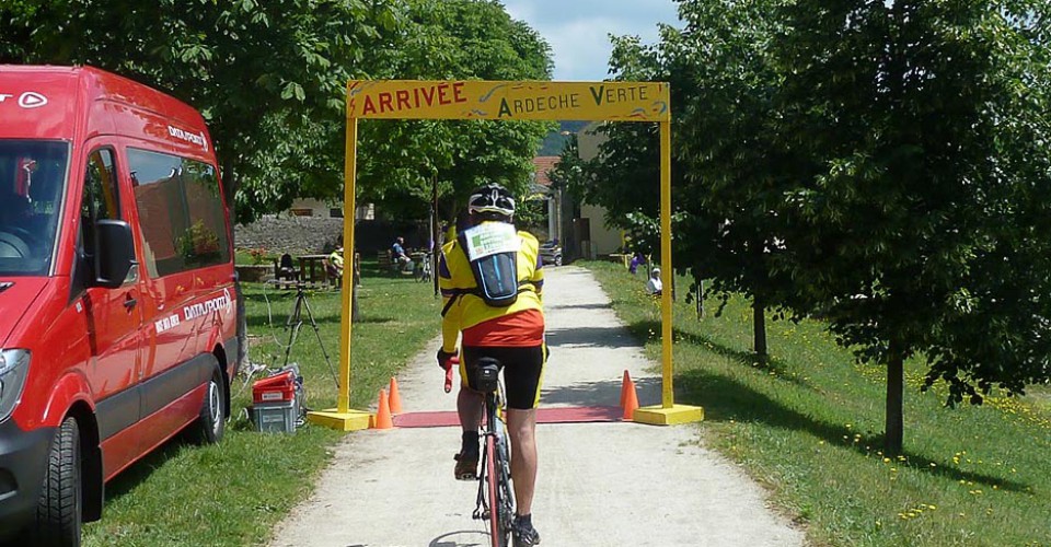 Allez ! C'est fait ! Alors dégusttion de cerises du pays.